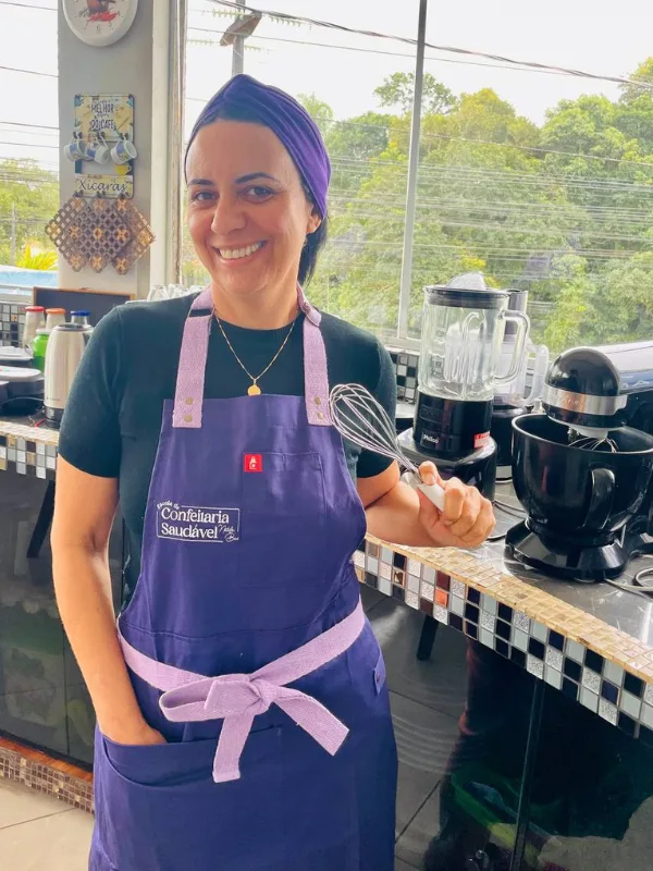 Aluna da Escola de Confeitaria Saudável usando o avental oficial — foto 2