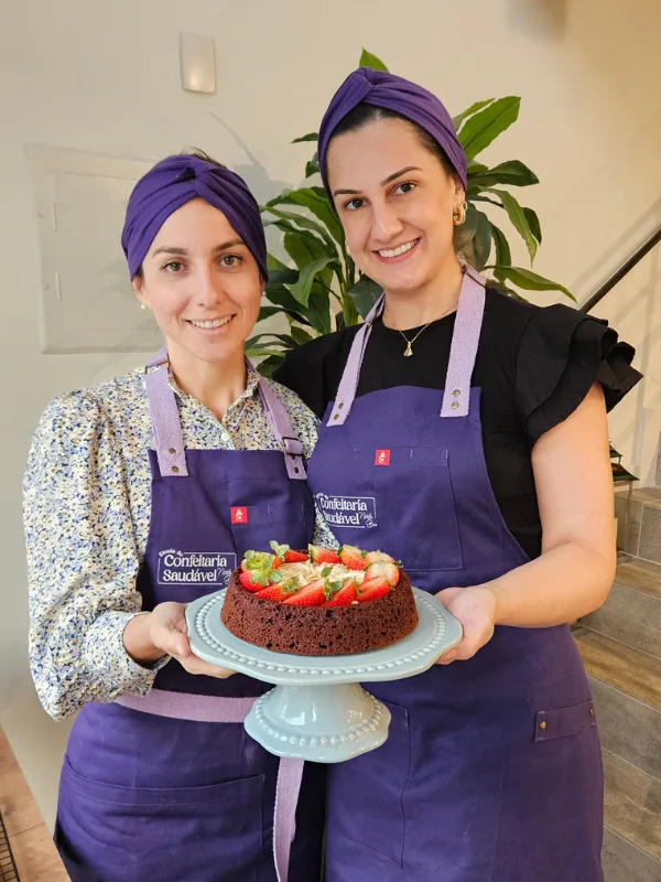 Aluna da Escola de Confeitaria Saudável usando o avental oficial — foto 7
